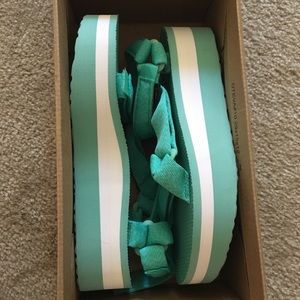 NWB Teva universal flatform Sandals